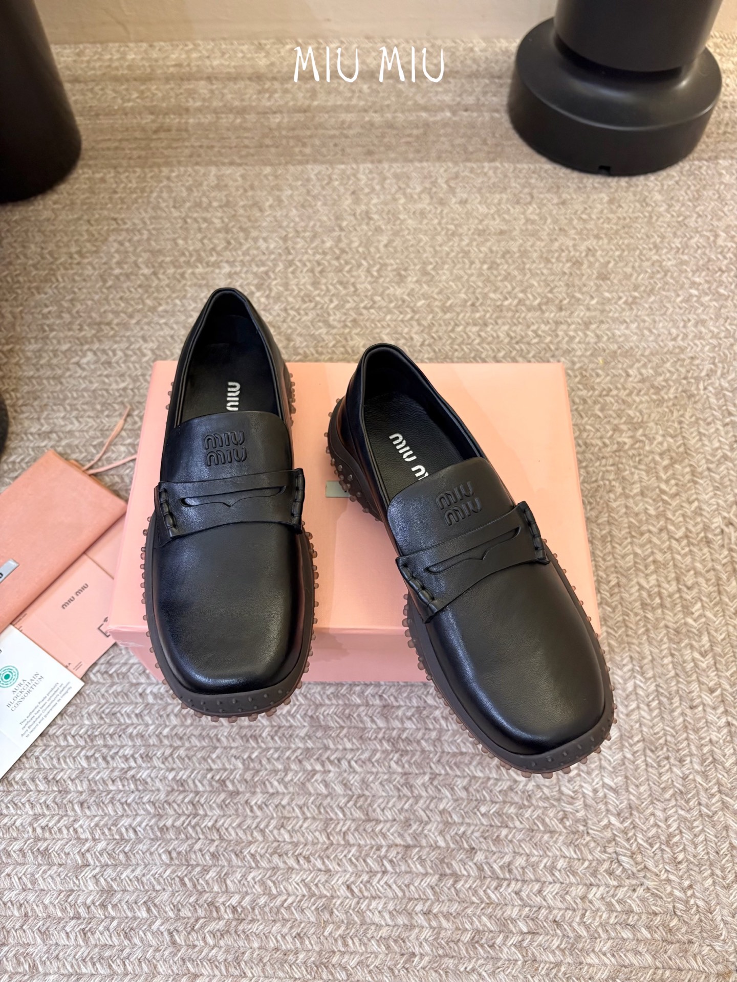 MiuMiu/缪缪 秋冬新款一脚蹬乐福鞋休闲鞋~顶级版本 今年主推款 复古做旧时尚 简约高级 随意搭配 上脚非常舒适 MiuMiu/缪缪 秋冬新款一脚蹬乐福鞋休闲鞋~顶级版本 今年主推款 复古做旧时尚 简约高级 随意搭配 上脚非常舒适