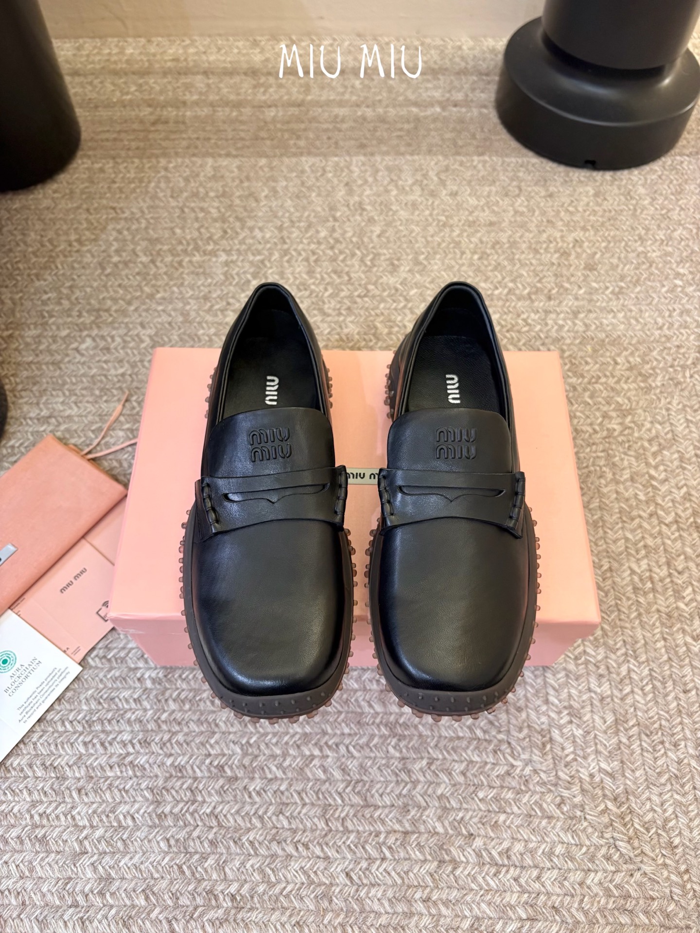 MiuMiu/缪缪 秋冬新款一脚蹬乐福鞋休闲鞋～顶级版本 今年主推款 复古做旧时尚  简约高级 随意搭配  上脚非常舒适