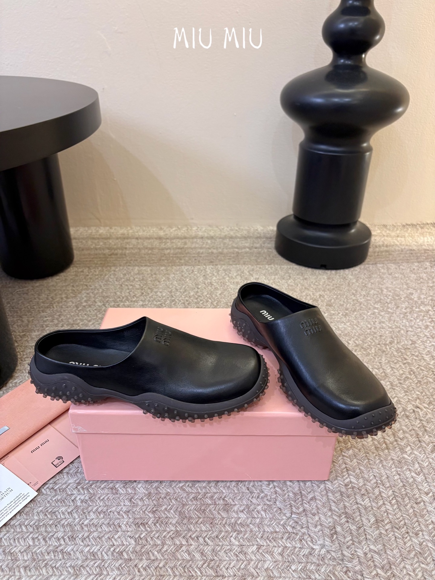 MiuMiu/缪缪 秋冬新款一脚蹬乐福鞋休闲鞋拖～顶级版本 今年主推款 复古做旧时尚  简约高级 随意搭配  上脚非常舒