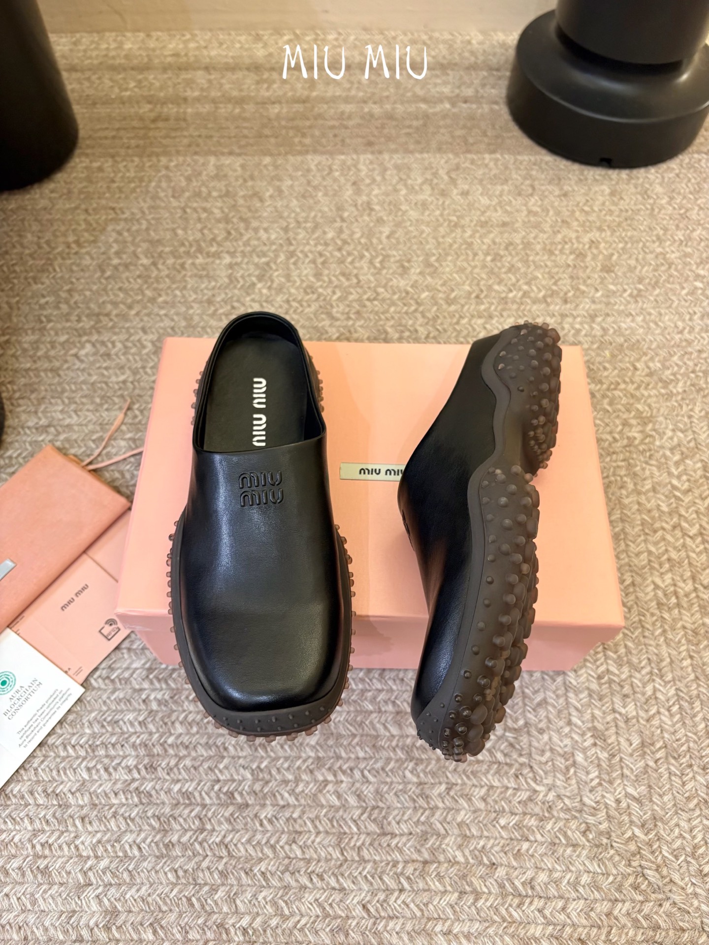 MiuMiu/缪缪 秋冬新款一脚蹬乐福鞋休闲鞋拖～顶级版本 今年主推款 复古做旧时尚  简约高级 随意搭配  上脚非常舒