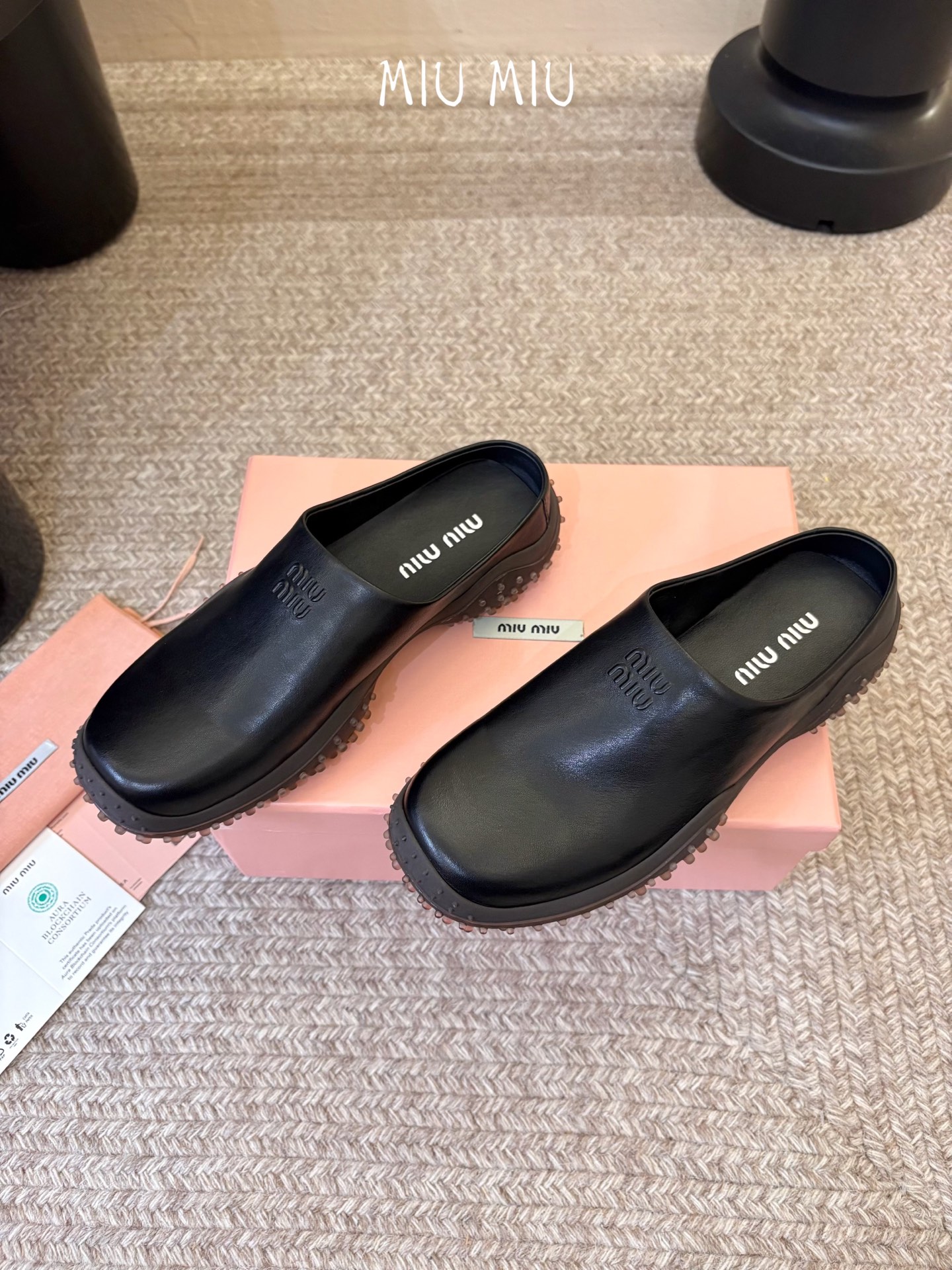 MiuMiu/缪缪 秋冬新款一脚蹬乐福鞋休闲鞋拖～顶级版本 今年主推款 复古做旧时尚  简约高级 随意搭配  上脚非常舒