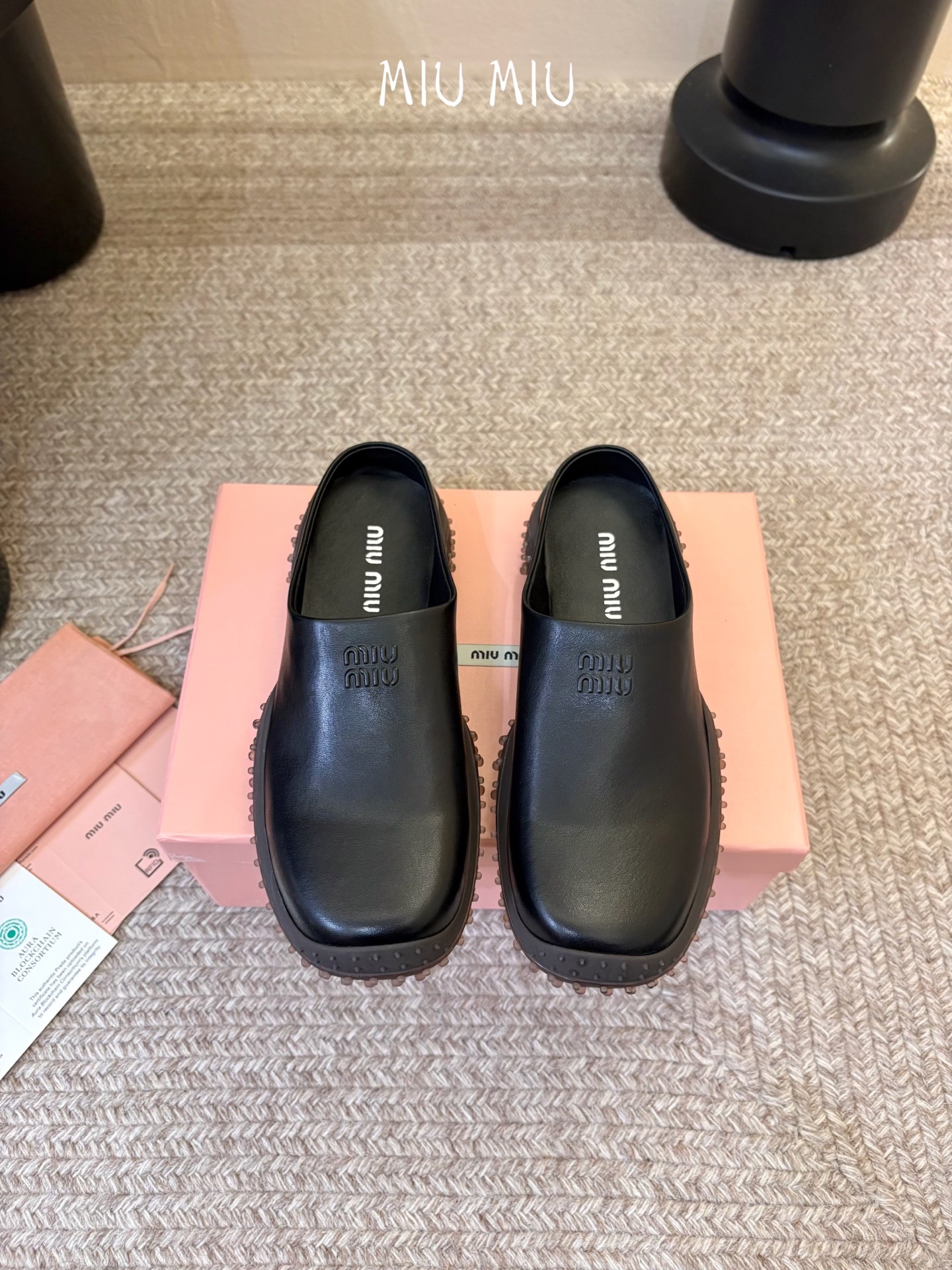 MiuMiu/缪缪 秋冬新款一脚蹬乐福鞋休闲鞋拖～顶级版本 今年主推款 复古做旧时尚  简约高级 随意搭配  上脚非常舒