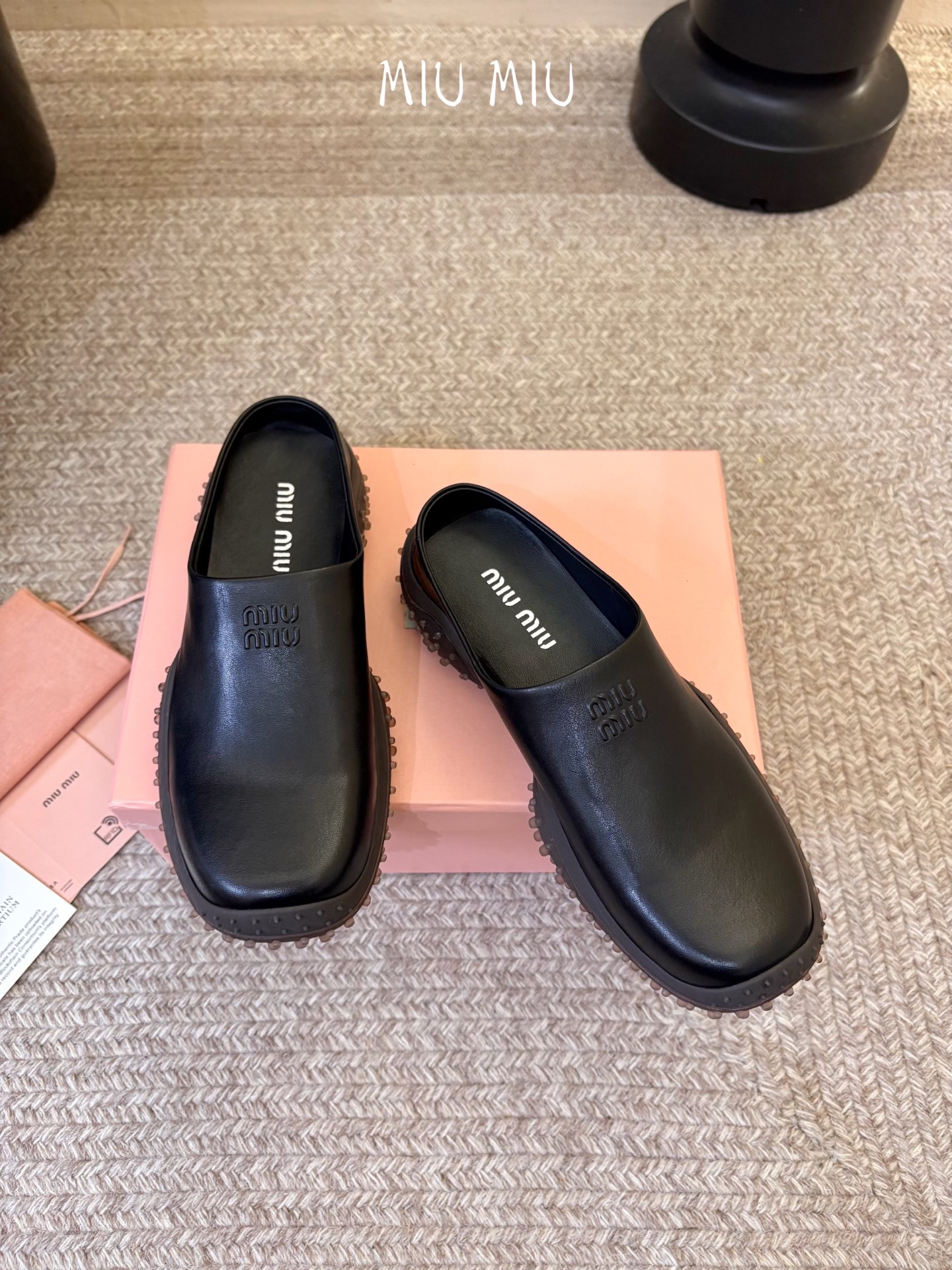 MiuMiu/缪缪 秋冬新款一脚蹬乐福鞋休闲鞋拖～顶级版本 今年主推款 复古做旧时尚  简约高级 随意搭配  上脚非常舒