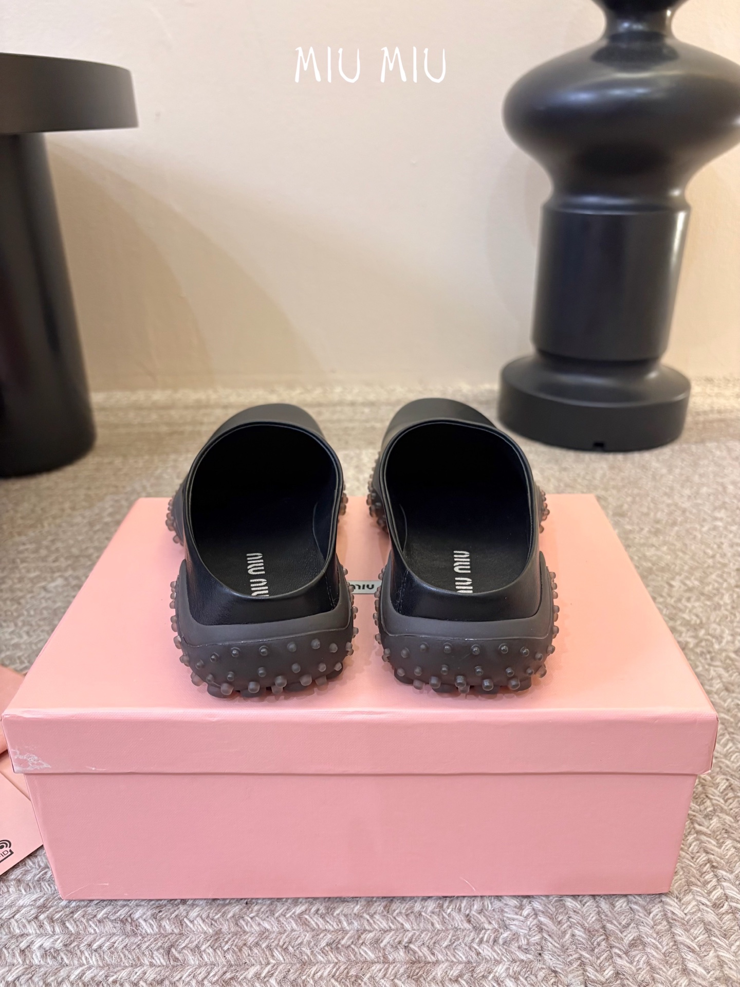 MiuMiu/缪缪 秋冬新款一脚蹬乐福鞋休闲鞋拖～顶级版本 今年主推款 复古做旧时尚  简约高级 随意搭配  上脚非常舒