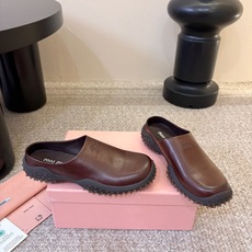 MiuMiu/缪缪 秋冬新款一脚蹬乐福鞋休闲鞋拖~顶级版本 今年主推款 复古做旧时尚 简约高级 随意搭配 上脚非常舒 MiuMiu/缪缪 秋冬新款一脚蹬乐福鞋休闲鞋拖~顶级版本 今年主推款 复古做旧时尚 简约高级 随意搭配 上脚非常舒