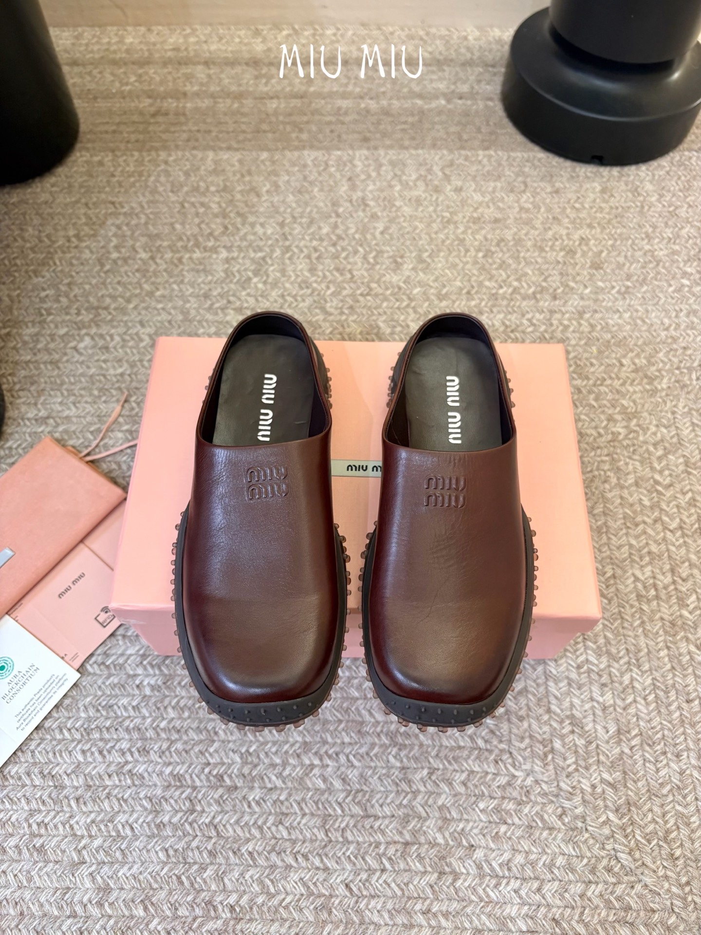 MiuMiu/缪缪 秋冬新款一脚蹬乐福鞋休闲鞋拖～顶级版本 今年主推款 复古做旧时尚  简约高级 随意搭配  上脚非常舒