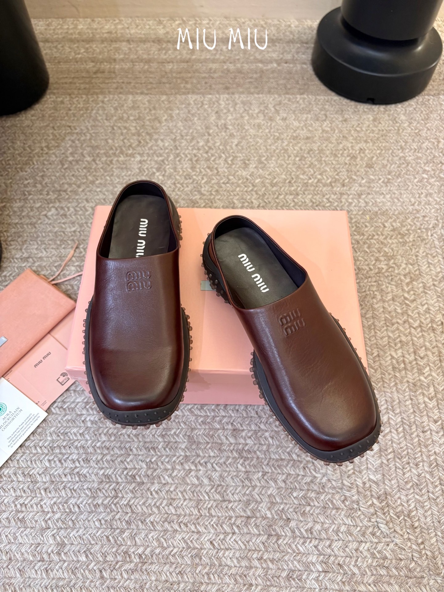 MiuMiu/缪缪 秋冬新款一脚蹬乐福鞋休闲鞋拖~顶级版本 今年主推款 复古做旧时尚 简约高级 随意搭配 上脚非常舒 MiuMiu/缪缪 秋冬新款一脚蹬乐福鞋休闲鞋拖~顶级版本 今年主推款 复古做旧时尚 简约高级 随意搭配 上脚非常舒
