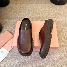 MiuMiu/缪缪 秋冬新款一脚蹬乐福鞋休闲鞋拖~顶级版本 今年主推款 复古做旧时尚 简约高级 随意搭配 上脚非常舒 MiuMiu/缪缪 秋冬新款一脚蹬乐福鞋休闲鞋拖~顶级版本 今年主推款 复古做旧时尚 简约高级 随意搭配 上脚非常舒