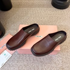 MiuMiu/缪缪 秋冬新款一脚蹬乐福鞋休闲鞋拖~顶级版本 今年主推款 复古做旧时尚 简约高级 随意搭配 上脚非常舒 MiuMiu/缪缪 秋冬新款一脚蹬乐福鞋休闲鞋拖~顶级版本 今年主推款 复古做旧时尚 简约高级 随意搭配 上脚非常舒