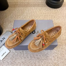Hoga*26ss夏季新款彩穗流苏乐福鞋 自带松弛复古英伦氛围感的四季乐福豆豆鞋,圆润船型鞋头,鞋身搭配皮绳系带、撞色流 Hoga*26ss夏季新款彩穗流苏乐福鞋 自带松弛复古英伦氛围感的四季乐福豆豆鞋,圆润船型鞋头,鞋身搭配皮绳系带、撞色流