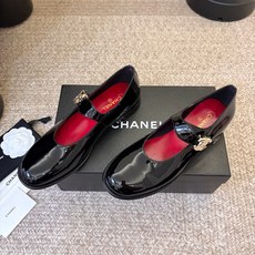Chane*26ss新款一字扣带玛丽珍鞋 采用漆皮制作,触感柔软细腻,兼具透气性与质感,上脚舒适不磨脚 既能搭配裙装打造 Chane*26ss新款一字扣带玛丽珍鞋 采用漆皮制作,触感柔软细腻,兼具透气性与质感,上脚舒适不磨脚 既能搭配裙装打造