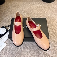Chane*26ss新款一字扣带玛丽珍鞋 采用漆皮制作,触感柔软细腻,兼具透气性与质感,上脚舒适不磨脚 既能搭配裙装打造 Chane*26ss新款一字扣带玛丽珍鞋 采用漆皮制作,触感柔软细腻,兼具透气性与质感,上脚舒适不磨脚 既能搭配裙装打造