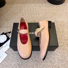 Chane*26ss新款一字扣带玛丽珍鞋 采用漆皮制作,触感柔软细腻,兼具透气性与质感,上脚舒适不磨脚 既能搭配裙装打造 Chane*26ss新款一字扣带玛丽珍鞋 采用漆皮制作,触感柔软细腻,兼具透气性与质感,上脚舒适不磨脚 既能搭配裙装打造