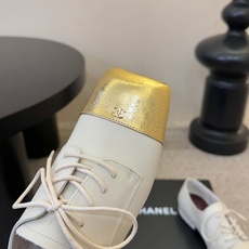 Chane*26ss夏季新款玛丽珍单鞋 温柔名媛的氛围感缓缓蔓延,圆润鞋头搭配精巧的小蝴蝶结,撞色方头贴标是整双鞋的点睛 Chane*26ss夏季新款玛丽珍单鞋 温柔名媛的氛围感缓缓蔓延,圆润鞋头搭配精巧的小蝴蝶结,撞色方头贴标是整双鞋的点睛