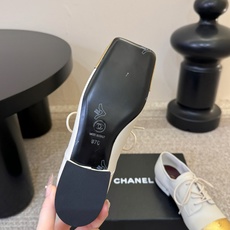 Chane*26ss夏季新款玛丽珍单鞋 温柔名媛的氛围感缓缓蔓延,圆润鞋头搭配精巧的小蝴蝶结,撞色方头贴标是整双鞋的点睛 Chane*26ss夏季新款玛丽珍单鞋 温柔名媛的氛围感缓缓蔓延,圆润鞋头搭配精巧的小蝴蝶结,撞色方头贴标是整双鞋的点睛