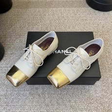 Chane*26ss夏季新款玛丽珍单鞋 温柔名媛的氛围感缓缓蔓延,圆润鞋头搭配精巧的小蝴蝶结,撞色方头贴标是整双鞋的点睛 Chane*26ss夏季新款玛丽珍单鞋 温柔名媛的氛围感缓缓蔓延,圆润鞋头搭配精巧的小蝴蝶结,撞色方头贴标是整双鞋的点睛