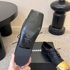 Chane*26ss夏季新款玛丽珍单鞋 温柔名媛的氛围感缓缓蔓延,圆润鞋头搭配精巧的小蝴蝶结,撞色方头贴标是整双鞋的点睛 Chane*26ss夏季新款玛丽珍单鞋 温柔名媛的氛围感缓缓蔓延,圆润鞋头搭配精巧的小蝴蝶结,撞色方头贴标是整双鞋的点睛