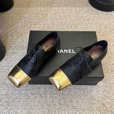 Chane*26ss夏季新款玛丽珍单鞋 温柔名媛的氛围感缓缓蔓延,圆润鞋头搭配精巧的小蝴蝶结,撞色方头贴标是整双鞋的点睛 Chane*26ss夏季新款玛丽珍单鞋 温柔名媛的氛围感缓缓蔓延,圆润鞋头搭配精巧的小蝴蝶结,撞色方头贴标是整双鞋的点睛