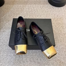 Chane*26ss夏季新款玛丽珍单鞋 温柔名媛的氛围感缓缓蔓延,圆润鞋头搭配精巧的小蝴蝶结,撞色方头贴标是整双鞋的点睛 Chane*26ss夏季新款玛丽珍单鞋 温柔名媛的氛围感缓缓蔓延,圆润鞋头搭配精巧的小蝴蝶结,撞色方头贴标是整双鞋的点睛