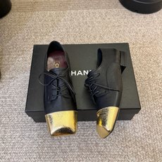 Chane*26ss夏季新款玛丽珍单鞋 温柔名媛的氛围感缓缓蔓延,圆润鞋头搭配精巧的小蝴蝶结,撞色方头贴标是整双鞋的点睛 Chane*26ss夏季新款玛丽珍单鞋 温柔名媛的氛围感缓缓蔓延,圆润鞋头搭配精巧的小蝴蝶结,撞色方头贴标是整双鞋的点睛