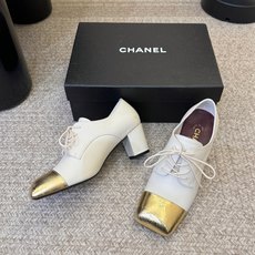 Chane*26ss夏季新款玛丽珍单鞋 温柔名媛的氛围感缓缓蔓延,圆润鞋头搭配精巧的小蝴蝶结,撞色方头贴标是整双鞋的点睛 Chane*26ss夏季新款玛丽珍单鞋 温柔名媛的氛围感缓缓蔓延,圆润鞋头搭配精巧的小蝴蝶结,撞色方头贴标是整双鞋的点睛