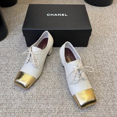 Chane*26ss夏季新款玛丽珍单鞋 温柔名媛的氛围感缓缓蔓延,圆润鞋头搭配精巧的小蝴蝶结,撞色方头贴标是整双鞋的点睛 Chane*26ss夏季新款玛丽珍单鞋 温柔名媛的氛围感缓缓蔓延,圆润鞋头搭配精巧的小蝴蝶结,撞色方头贴标是整双鞋的点睛