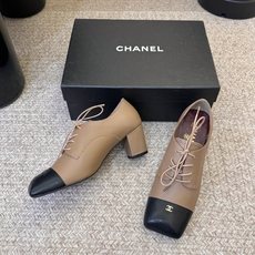 Chane*26ss夏季新款玛丽珍单鞋 温柔名媛的氛围感缓缓蔓延,圆润鞋头搭配精巧的小蝴蝶结,撞色方头贴标是整双鞋的点睛 Chane*26ss夏季新款玛丽珍单鞋 温柔名媛的氛围感缓缓蔓延,圆润鞋头搭配精巧的小蝴蝶结,撞色方头贴标是整双鞋的点睛