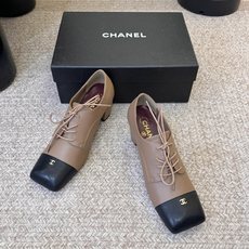 Chane*26ss夏季新款玛丽珍单鞋 温柔名媛的氛围感缓缓蔓延,圆润鞋头搭配精巧的小蝴蝶结,撞色方头贴标是整双鞋的点睛 Chane*26ss夏季新款玛丽珍单鞋 温柔名媛的氛围感缓缓蔓延,圆润鞋头搭配精巧的小蝴蝶结,撞色方头贴标是整双鞋的点睛