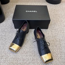 Chane*26ss夏季新款玛丽珍单鞋 温柔名媛的氛围感缓缓蔓延,圆润鞋头搭配精巧的小蝴蝶结,撞色方头贴标是整双鞋的点睛 Chane*26ss夏季新款玛丽珍单鞋 温柔名媛的氛围感缓缓蔓延,圆润鞋头搭配精巧的小蝴蝶结,撞色方头贴标是整双鞋的点睛