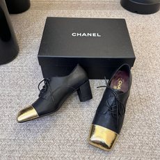Chane*26ss夏季新款玛丽珍单鞋 温柔名媛的氛围感缓缓蔓延,圆润鞋头搭配精巧的小蝴蝶结,撞色方头贴标是整双鞋的点睛 Chane*26ss夏季新款玛丽珍单鞋 温柔名媛的氛围感缓缓蔓延,圆润鞋头搭配精巧的小蝴蝶结,撞色方头贴标是整双鞋的点睛