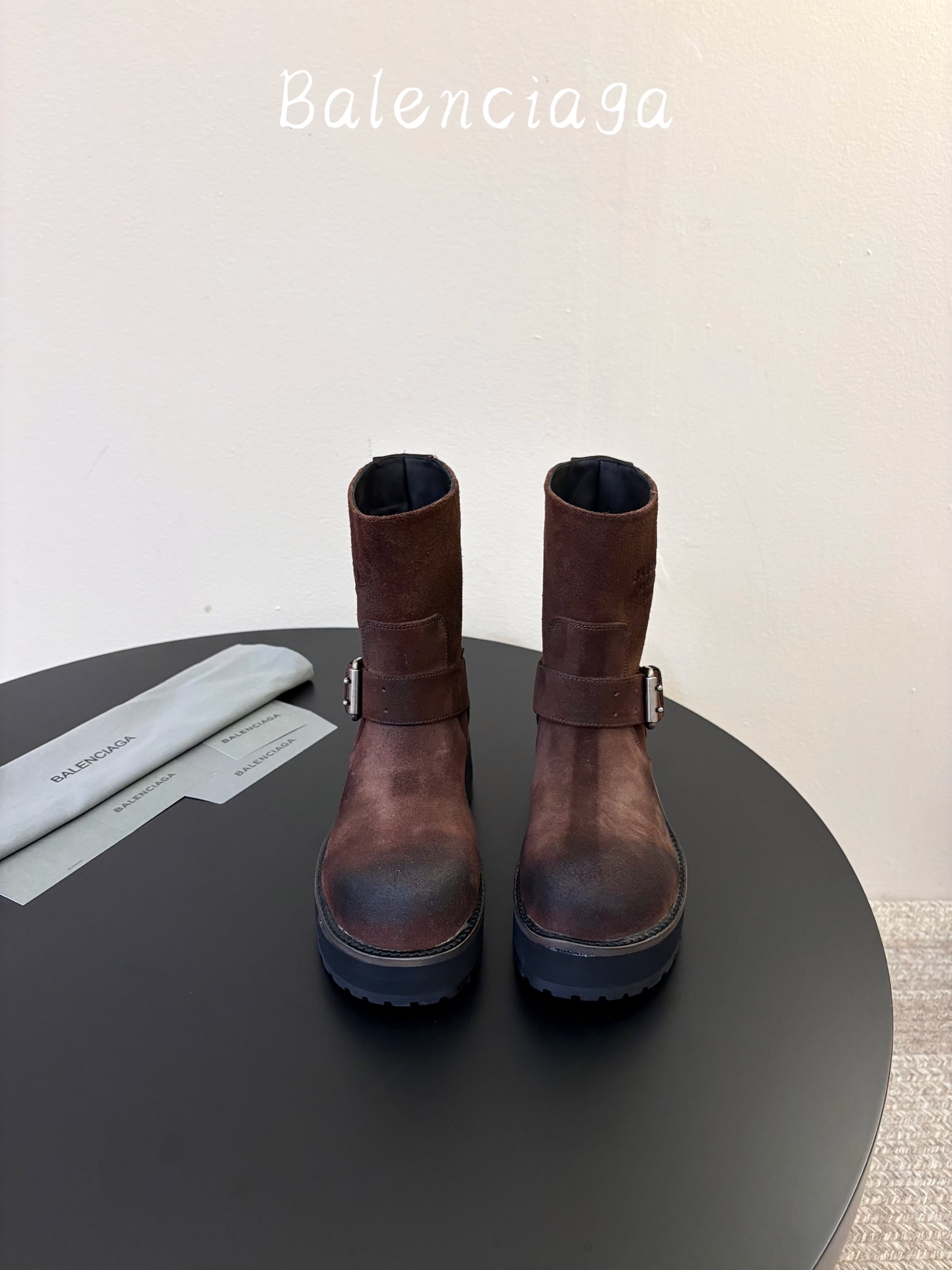 Balenciaga巴黎世家毒液Veno短筒靴  请认准高版本 这款靴子在设计上独具匠心 以绑带与皮带元素作为亮点 不仅