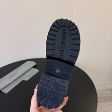 Balenciaga巴黎世家毒液Veno短筒靴 请认准高版本 这款靴子在设计上独具匠心 以绑带与皮带元素作为亮点 不仅 Balenciaga巴黎世家毒液Veno短筒靴 请认准高版本 这款靴子在设计上独具匠心 以绑带与皮带元素作为亮点 不仅