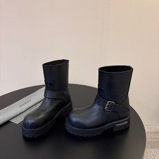 Balenciaga巴黎世家毒液Veno短筒靴 请认准高版本 这款靴子在设计上独具匠心 以绑带与皮带元素作为亮点 不仅 Balenciaga巴黎世家毒液Veno短筒靴 请认准高版本 这款靴子在设计上独具匠心 以绑带与皮带元素作为亮点 不仅