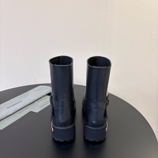 Balenciaga巴黎世家毒液Veno短筒靴 请认准高版本 这款靴子在设计上独具匠心 以绑带与皮带元素作为亮点 不仅 Balenciaga巴黎世家毒液Veno短筒靴 请认准高版本 这款靴子在设计上独具匠心 以绑带与皮带元素作为亮点 不仅