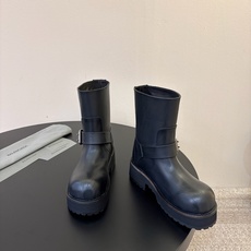 Balenciaga巴黎世家毒液Veno短筒靴 请认准高版本 这款靴子在设计上独具匠心 以绑带与皮带元素作为亮点 不仅 Balenciaga巴黎世家毒液Veno短筒靴 请认准高版本 这款靴子在设计上独具匠心 以绑带与皮带元素作为亮点 不仅