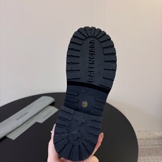 Balenciaga巴黎世家毒液Veno短筒靴 请认准高版本 这款靴子在设计上独具匠心 以绑带与皮带元素作为亮点 不仅 Balenciaga巴黎世家毒液Veno短筒靴 请认准高版本 这款靴子在设计上独具匠心 以绑带与皮带元素作为亮点 不仅