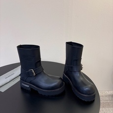 Balenciaga巴黎世家毒液Veno短筒靴 请认准高版本 这款靴子在设计上独具匠心 以绑带与皮带元素作为亮点 不仅 Balenciaga巴黎世家毒液Veno短筒靴 请认准高版本 这款靴子在设计上独具匠心 以绑带与皮带元素作为亮点 不仅
