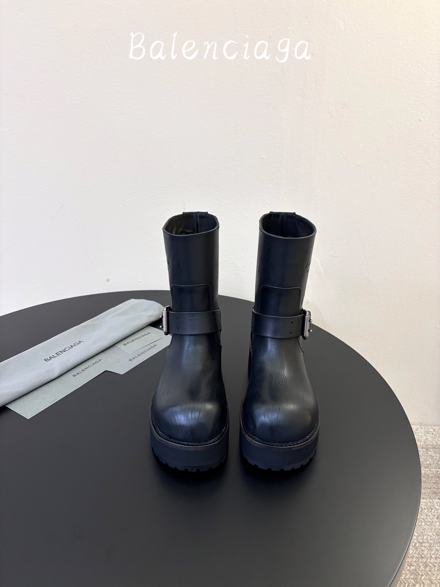 Balenciaga巴黎世家毒液Veno短筒靴  请认准高版本 这款靴子在设计上独具匠心 以绑带与皮带元素作为亮点 不仅