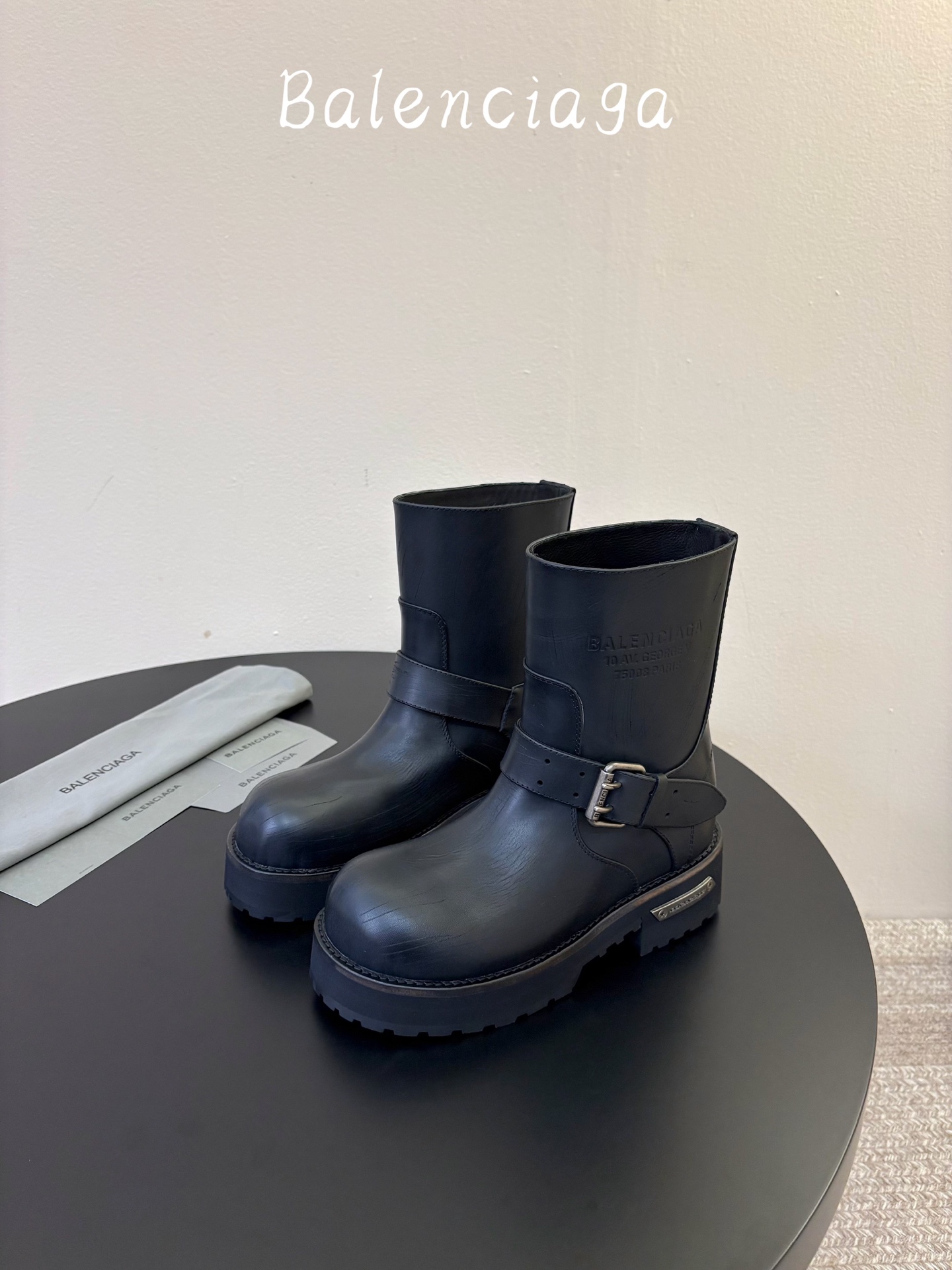 Balenciaga巴黎世家毒液Veno短筒靴 请认准高版本 这款靴子在设计上独具匠心 以绑带与皮带元素作为亮点 不仅 Balenciaga巴黎世家毒液Veno短筒靴 请认准高版本 这款靴子在设计上独具匠心 以绑带与皮带元素作为亮点 不仅