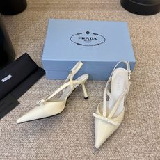 PRAD* 复古三角标尖头小猫跟 鞋头处嵌入Prada三角徽标,这是品牌辨识度极高的符号元素,强化视觉记忆点。采用尖头轮 PRAD* 复古三角标尖头小猫跟 鞋头处嵌入Prada三角徽标,这是品牌辨识度极高的符号元素,强化视觉记忆点。采用尖头轮
