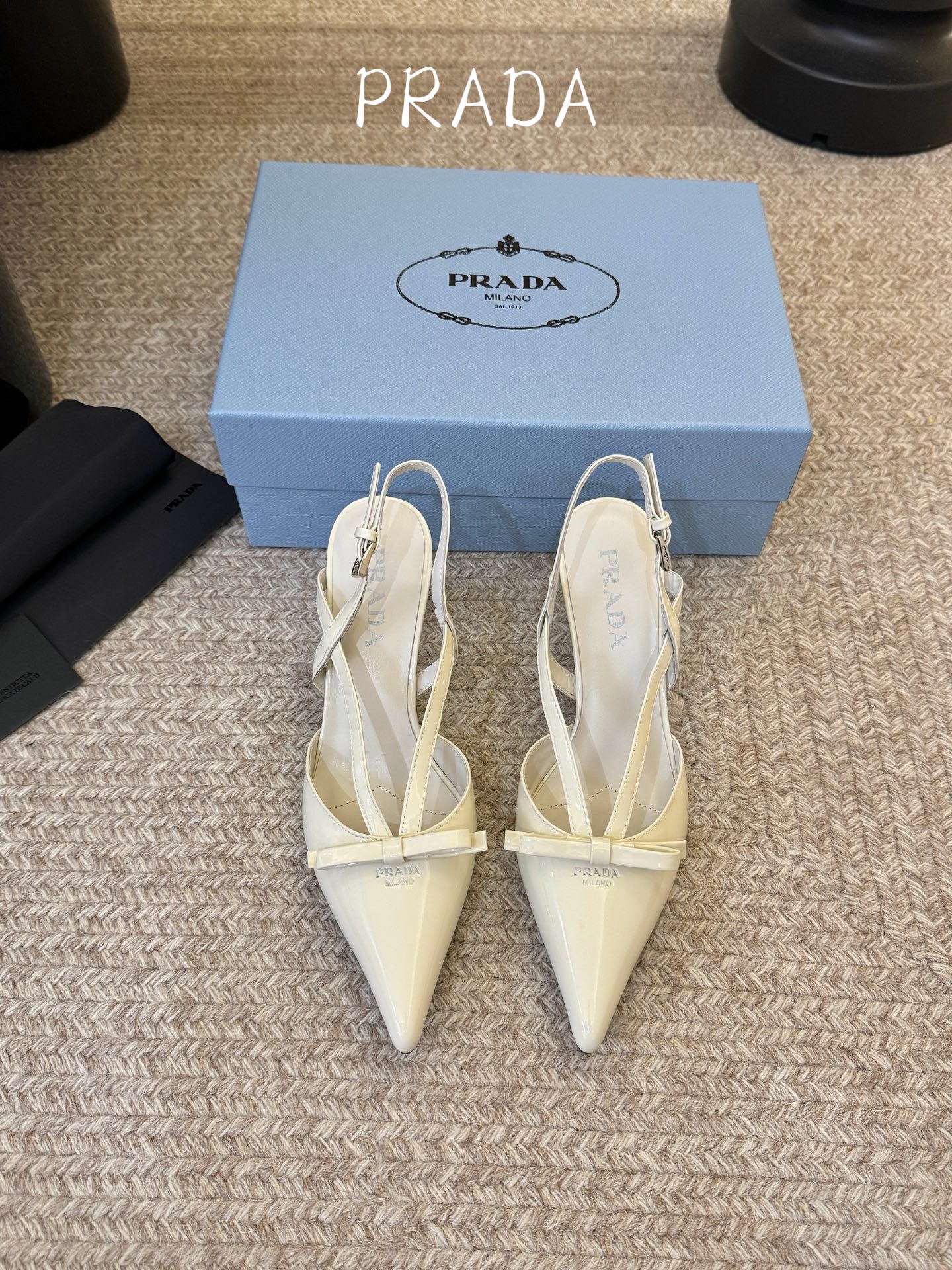 PRAD* 复古三角标尖头小猫跟 鞋头处嵌入Prada三角徽标，这是品牌辨识度极高的符号元素，强化视觉记忆点。采用尖头轮