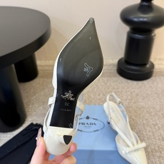 PRAD* 复古三角标尖头小猫跟 鞋头处嵌入Prada三角徽标,这是品牌辨识度极高的符号元素,强化视觉记忆点。采用尖头轮 PRAD* 复古三角标尖头小猫跟 鞋头处嵌入Prada三角徽标,这是品牌辨识度极高的符号元素,强化视觉记忆点。采用尖头轮