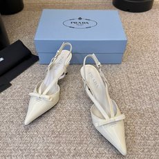 PRAD* 复古三角标尖头小猫跟 鞋头处嵌入Prada三角徽标,这是品牌辨识度极高的符号元素,强化视觉记忆点。采用尖头轮 PRAD* 复古三角标尖头小猫跟 鞋头处嵌入Prada三角徽标,这是品牌辨识度极高的符号元素,强化视觉记忆点。采用尖头轮