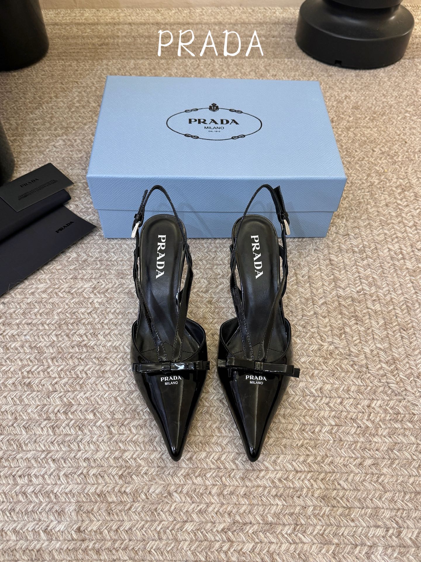 PRAD* 复古三角标尖头小猫跟 鞋头处嵌入Prada三角徽标，这是品牌辨识度极高的符号元素，强化视觉记忆点。采用尖头轮