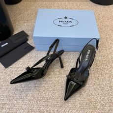 PRAD* 复古三角标尖头小猫跟 鞋头处嵌入Prada三角徽标,这是品牌辨识度极高的符号元素,强化视觉记忆点。采用尖头轮 PRAD* 复古三角标尖头小猫跟 鞋头处嵌入Prada三角徽标,这是品牌辨识度极高的符号元素,强化视觉记忆点。采用尖头轮
