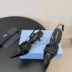 PRAD* 复古三角标尖头小猫跟 鞋头处嵌入Prada三角徽标,这是品牌辨识度极高的符号元素,强化视觉记忆点。采用尖头轮 PRAD* 复古三角标尖头小猫跟 鞋头处嵌入Prada三角徽标,这是品牌辨识度极高的符号元素,强化视觉记忆点。采用尖头轮
