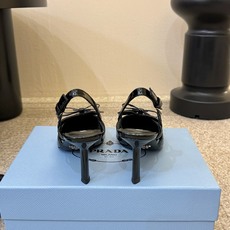 PRAD* 复古三角标尖头小猫跟 鞋头处嵌入Prada三角徽标,这是品牌辨识度极高的符号元素,强化视觉记忆点。采用尖头轮 PRAD* 复古三角标尖头小猫跟 鞋头处嵌入Prada三角徽标,这是品牌辨识度极高的符号元素,强化视觉记忆点。采用尖头轮