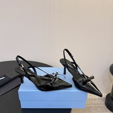 PRAD* 复古三角标尖头小猫跟 鞋头处嵌入Prada三角徽标,这是品牌辨识度极高的符号元素,强化视觉记忆点。采用尖头轮 PRAD* 复古三角标尖头小猫跟 鞋头处嵌入Prada三角徽标,这是品牌辨识度极高的符号元素,强化视觉记忆点。采用尖头轮