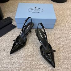 PRAD* 复古三角标尖头小猫跟 鞋头处嵌入Prada三角徽标,这是品牌辨识度极高的符号元素,强化视觉记忆点。采用尖头轮 PRAD* 复古三角标尖头小猫跟 鞋头处嵌入Prada三角徽标,这是品牌辨识度极高的符号元素,强化视觉记忆点。采用尖头轮