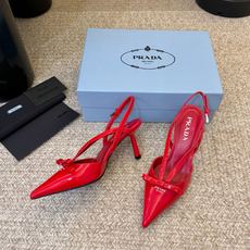 PRAD* 复古三角标尖头小猫跟 鞋头处嵌入Prada三角徽标,这是品牌辨识度极高的符号元素,强化视觉记忆点。采用尖头轮 PRAD* 复古三角标尖头小猫跟 鞋头处嵌入Prada三角徽标,这是品牌辨识度极高的符号元素,强化视觉记忆点。采用尖头轮